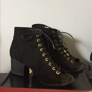 Women’s size 7 open toe black bootie